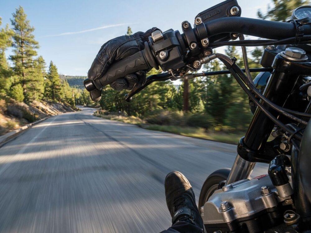dźwignia zmiany biegów motocykla