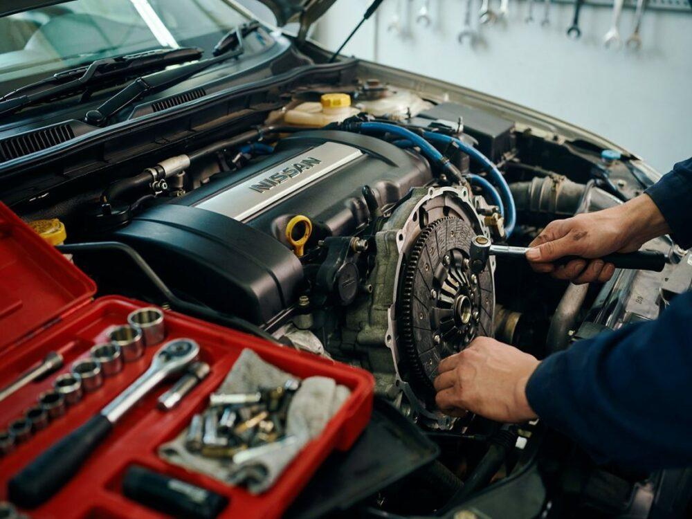 mechanik wymieniający sprzęgło w Nissan Micra