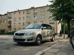 niskobudżetowy samochód osobowy  