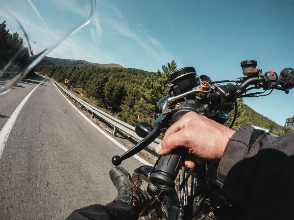 ręka na sprzęgle motocykla