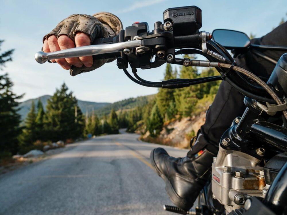 zmiana biegu podczas jazdy motocyklem